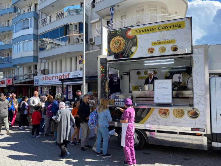 Lokma dağıtılırken